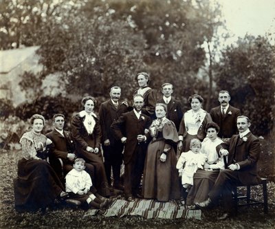 Hochzeitsgruppe, Trowbridge, Wiltshire, England, um 1900 von English Photographer